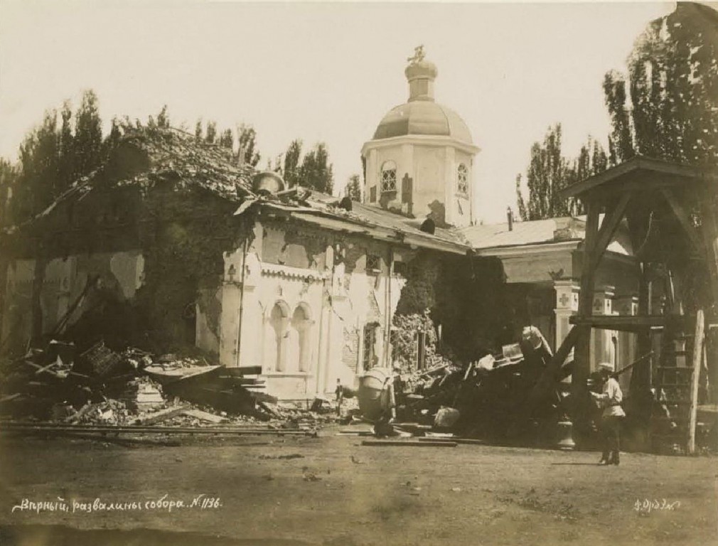 Алматы. Кафедральный собор Вознесения Господня (старый). архивная фотография, Развалины собора после землетрясения 28 мая 1887 г.