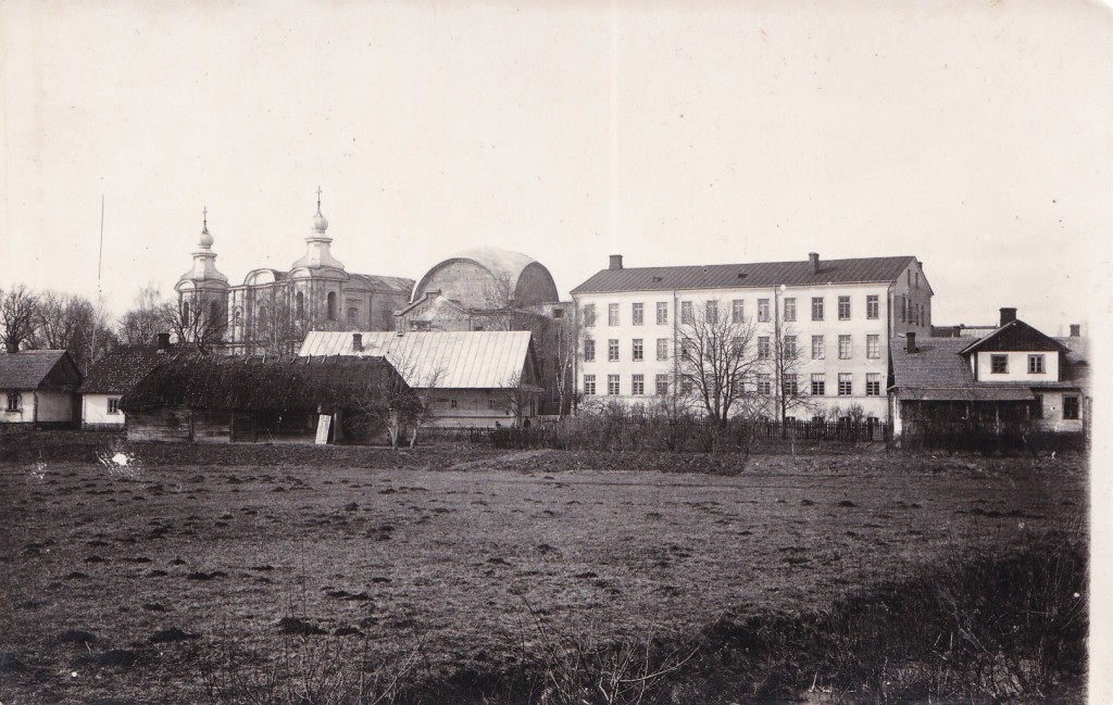 Лесна-Подляска. Леснинский Богородицкий женский монастырь. Церковь Введения во храм Пресвятой Богородицы при монастырской школе. архивная фотография, Обезглавленный храм в центре. Почтовая открытка 1920-х годов