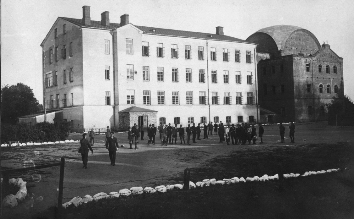Леснинский Богородицкий женский монастырь. Церковь Введения во храм Пресвятой Богородицы при монастырской школе, Лесна-Подляска (Люблинское воеводство, Польша). архивная фотография, Обезглавленный храм справа. Почтовая фотооткрытка 1920-х годов