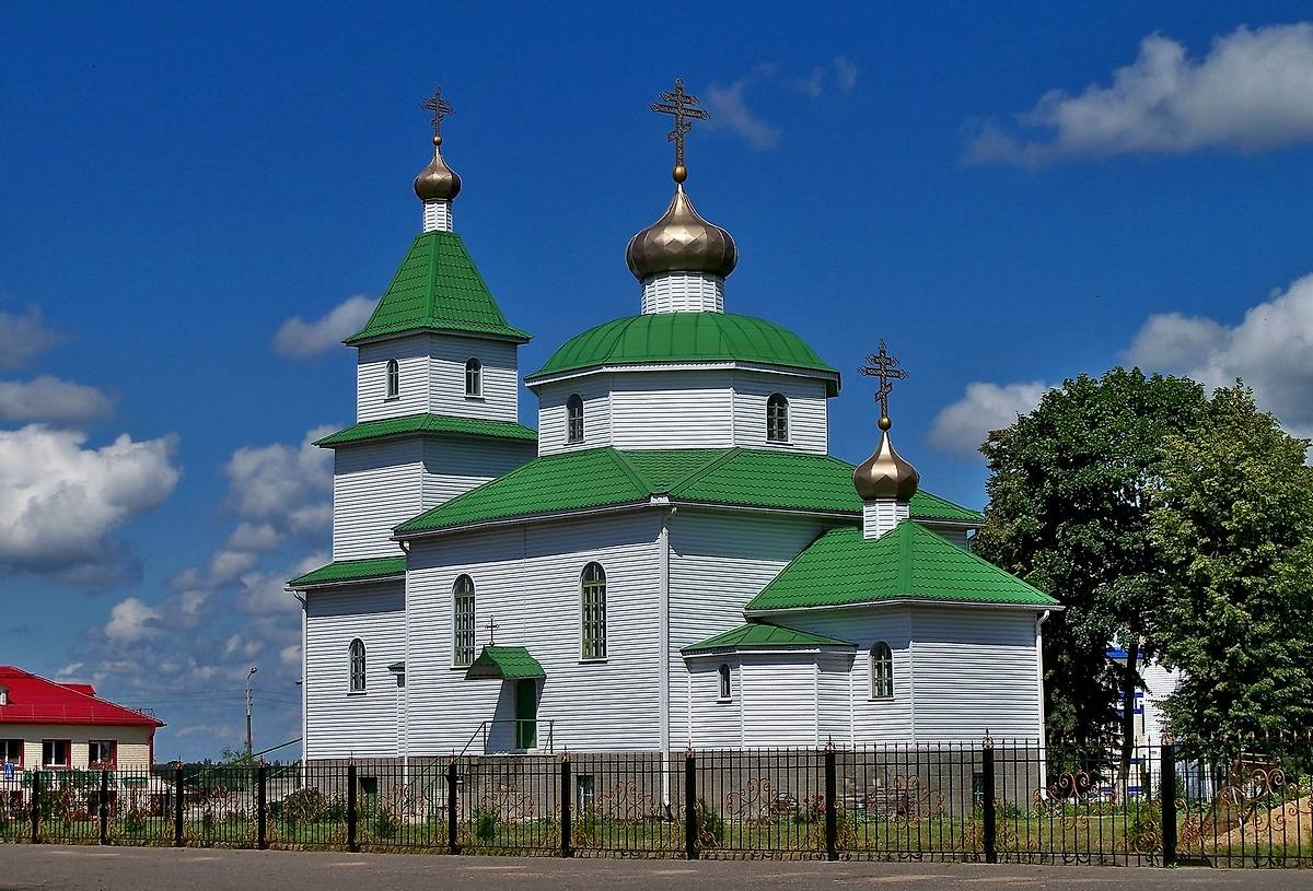 общий вид в ландшафте. Церковь Троицы Живоначальной, Круглое (Круглянский район, Беларусь, Могилёвская область)