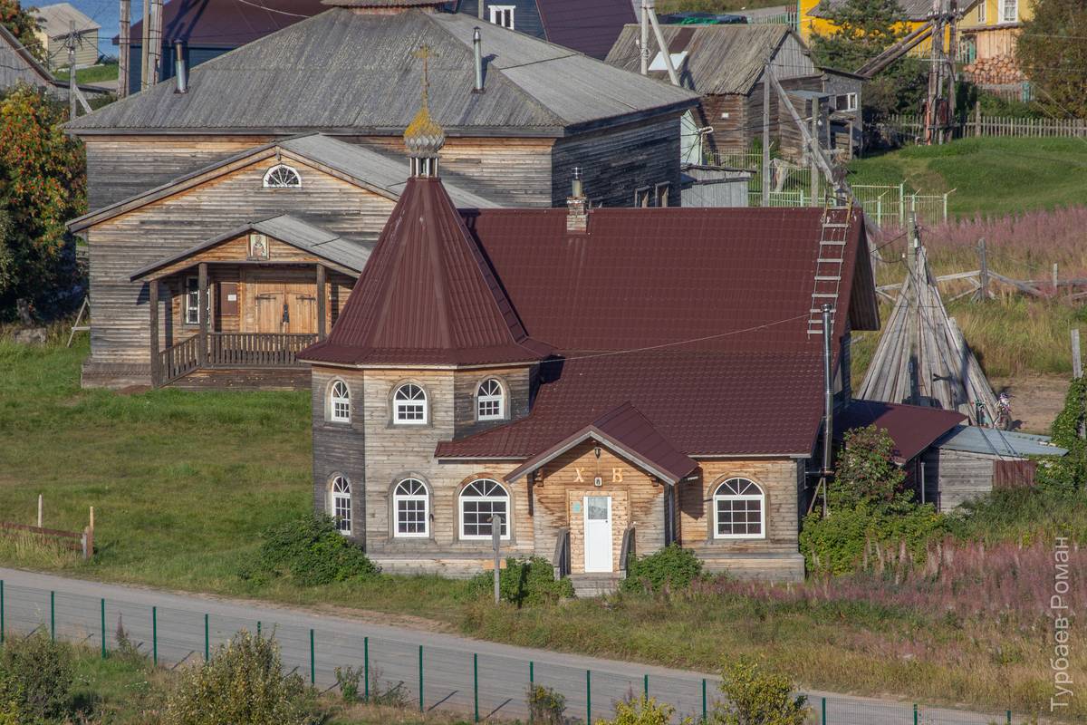 Церковь Сергия Радонежского, Варзуга (Терский район, Мурманская область). общий вид в ландшафте, Вид со смотровой площадки от школы