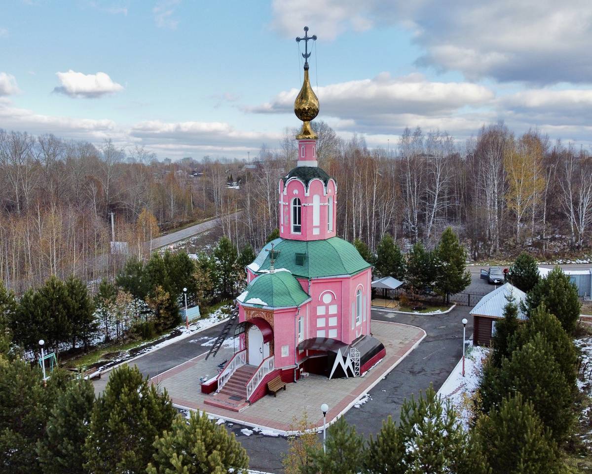 Вид с запада, фасады. Церковь Троицы Живоначальной, Анжеро-Судженск (Анжеро-Судженск, город, Кемеровская область)