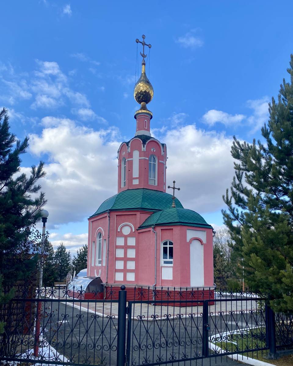 Вид от калитки, фасады. Церковь Троицы Живоначальной, Анжеро-Судженск (Анжеро-Судженск, город, Кемеровская область)