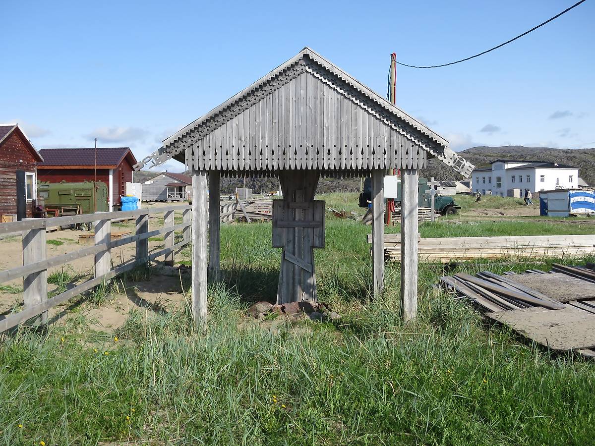 Поклонный поморский крест под сенью (находится рядом с часовней), дополнительная информация. Часовня Николая Чудотворца, Териберка (Кольский район, Мурманская область)