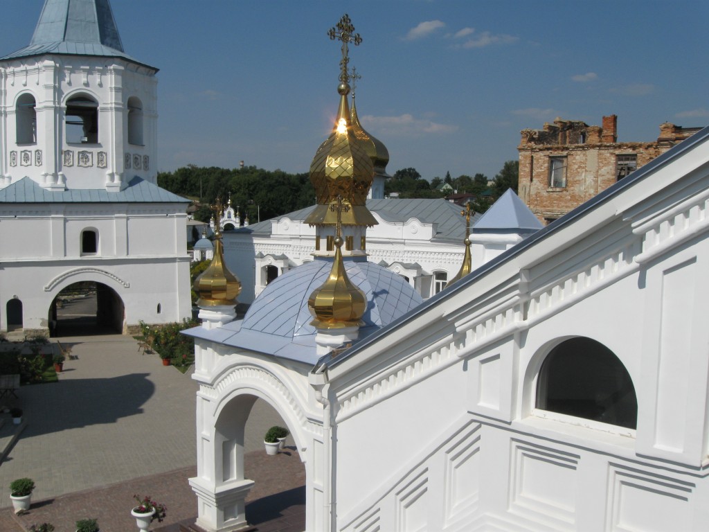 Путивль. Рождества Пресвятой Богородицы Молчанский женский монастырь. Трапезная церковь. архитектурные детали, Вид с Собора Рождества Пресвятой Богородицы, колокольня и трапезная