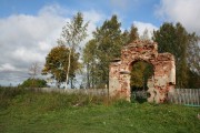 Церковь Николая Чудотворца, Сохранившиеся ворота церковной ограды<br>, Модня, Чудовский район, Новгородская область