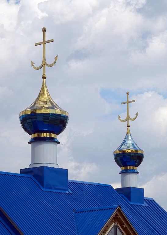 Церковь Порт-Артурской иконы Божией Матери, Красносельский район (Санкт-Петербург, г. Санкт-Петербург). архитектурные детали, Главки установлены 31.01.2021. Кресты стилизованы в виде якорей