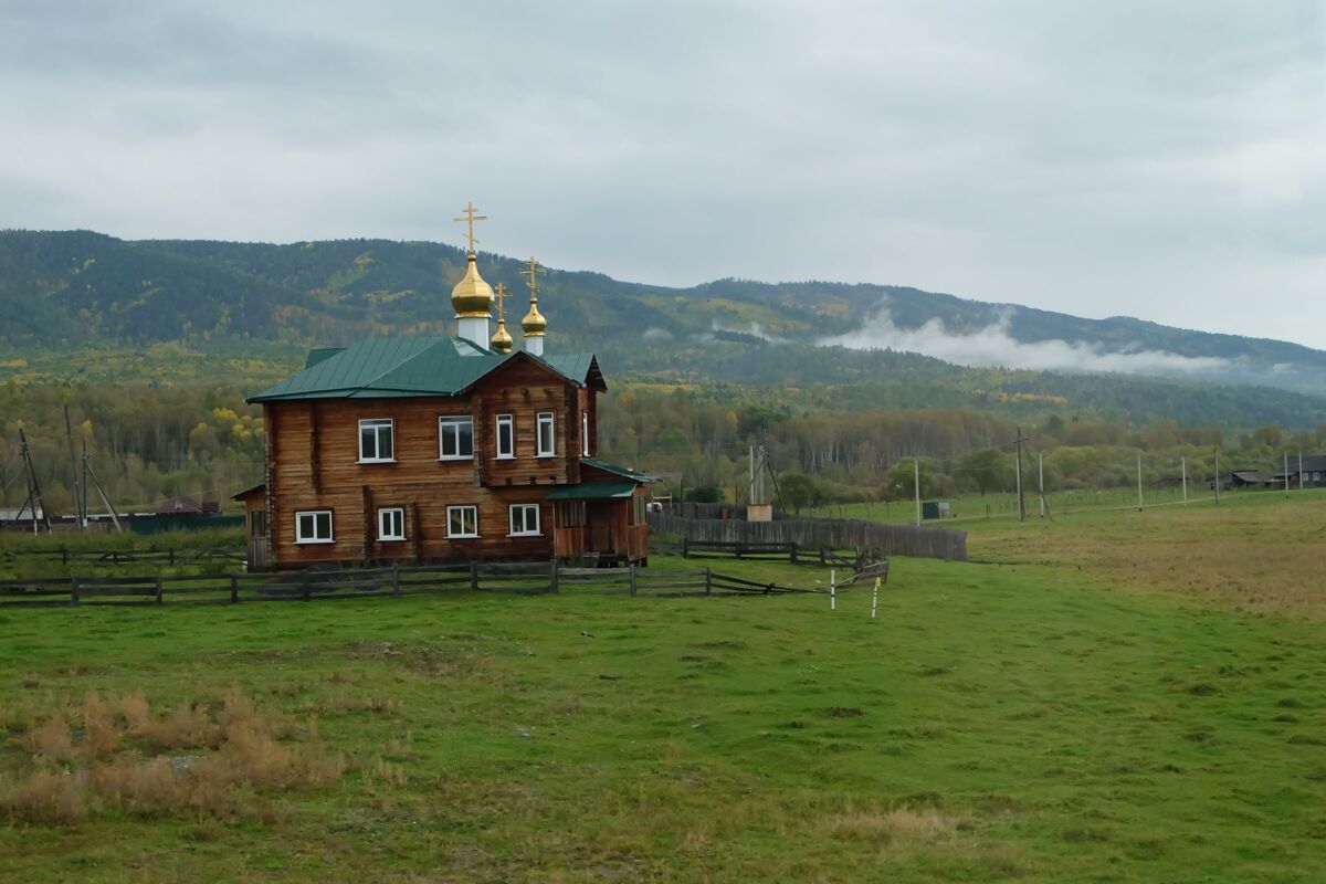 Церковь Илии Пророка, Тибельти (Слюдянский район, Иркутская область). фасады, Вид с автомобильной дороги