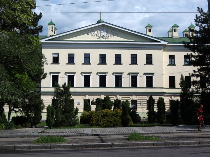 Днепр. Домовая церковь Космы и Дамиана при больнице имени Мечникова. общий вид в ландшафте