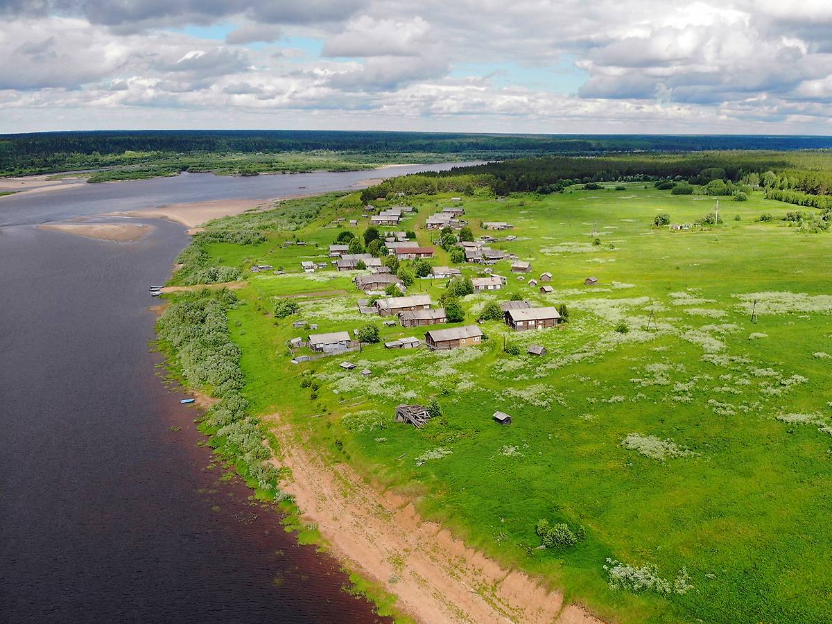 Всё, что осталось от церкви, можно увидеть в нижней части кадра., общий вид в ландшафте. Церковь Зосимы и Савватия Соловецких, Русома (Лешуконский район, Архангельская область)