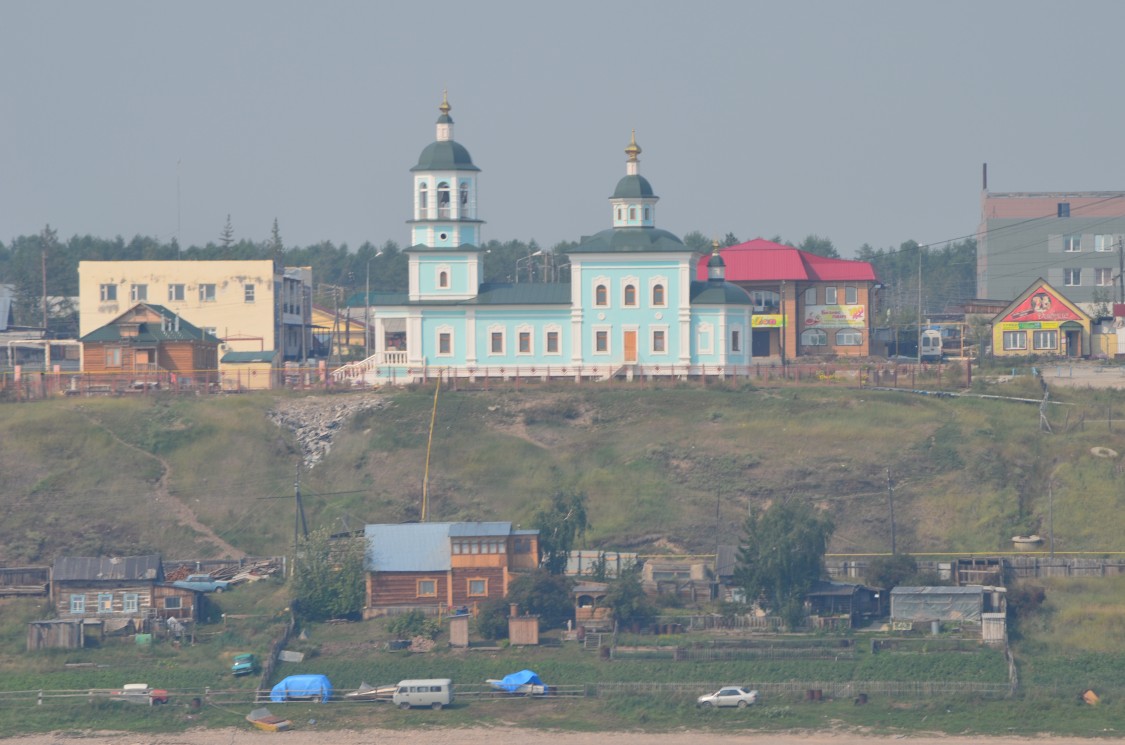 Старо-Покровский женский монастырь, Покровск (Хангаласский район, Республика Саха (Якутия)). общий вид в ландшафте, Вид с реки Лена