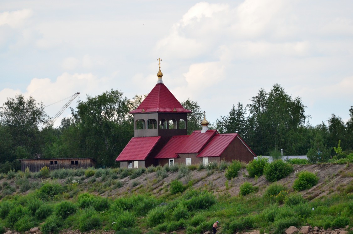 Гирсово. Церковь Почаевской иконы Божией Матери (новая). фасады, К лету 2022 года церковь обзавелась колокольней