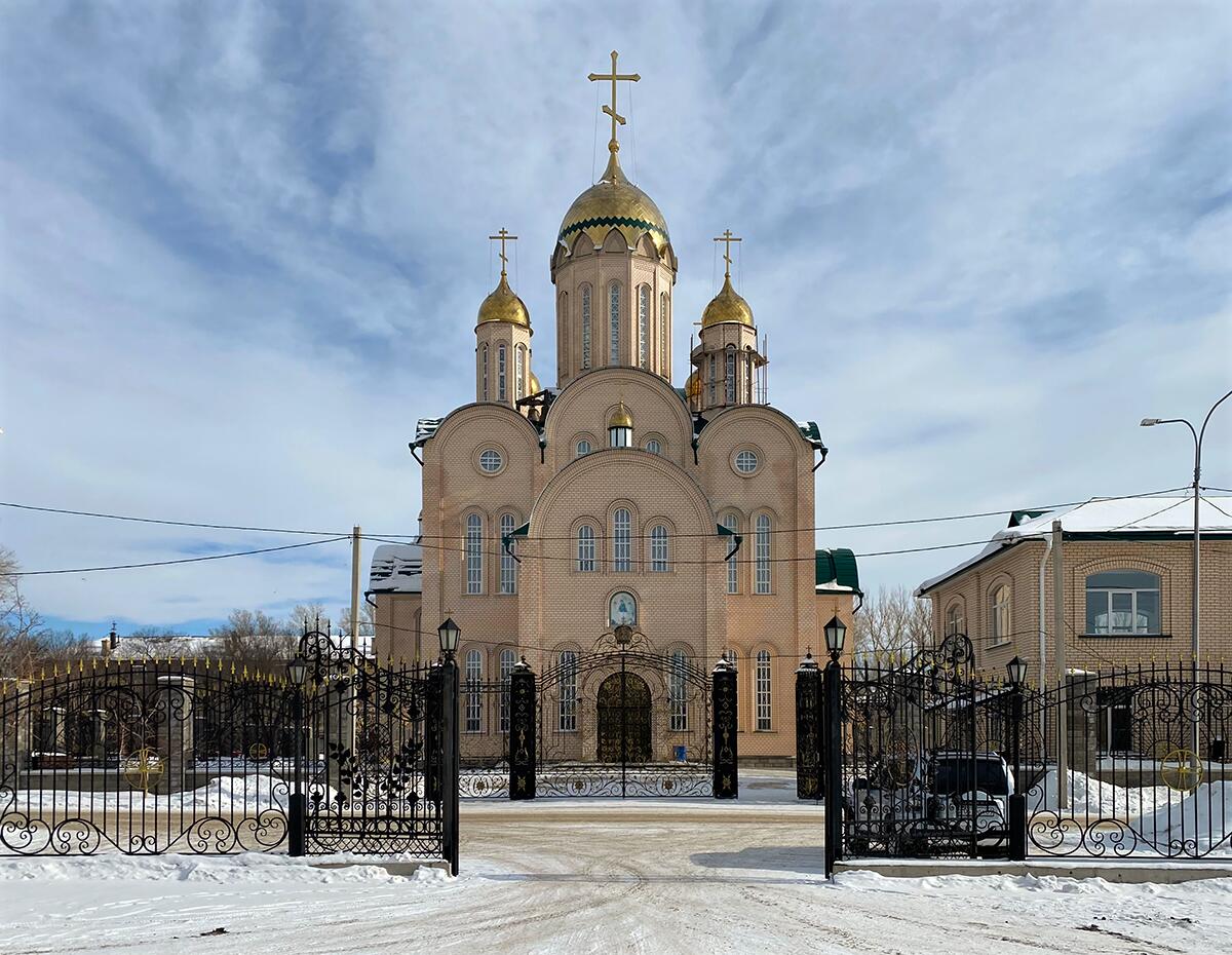 Собор Троицы Живоначальной и Севастиана Карагандинского, Караганда (Карагандинская область, Казахстан). фасады, Вид с запада, с автостоянки по Новой ул.