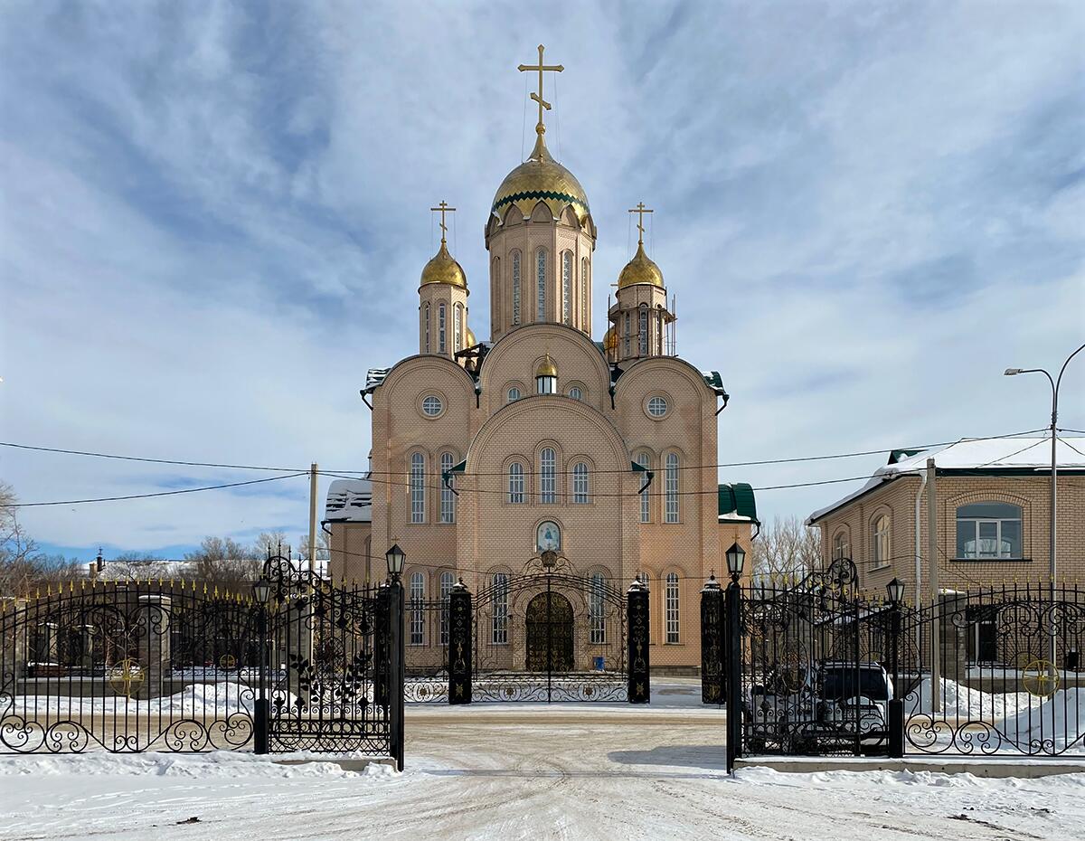 Караганда. Собор Троицы Живоначальной и Севастиана Карагандинского. фасады, Вид с запада, с автостоянки по Новой ул.