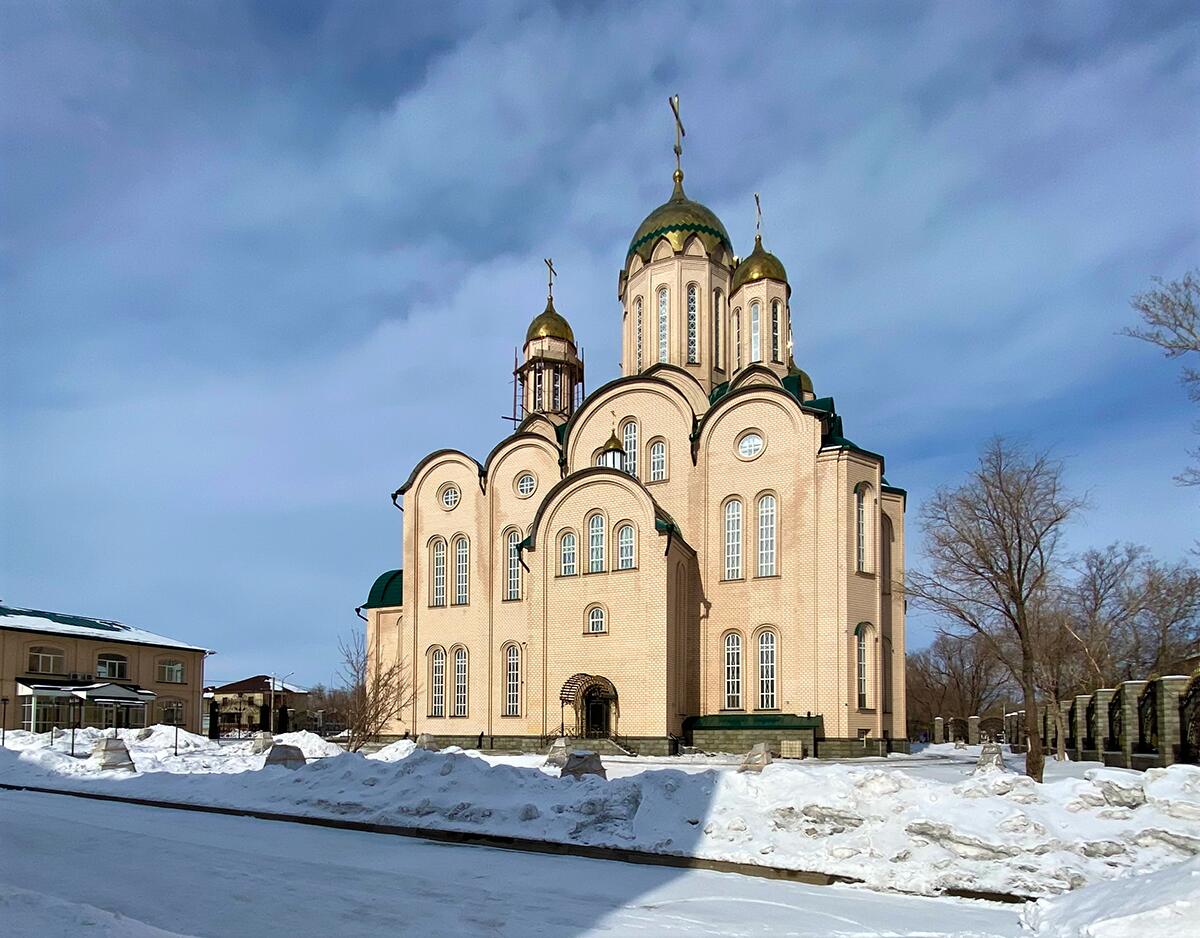 Собор Троицы Живоначальной и Севастиана Карагандинского, Караганда (Карагандинская область, Казахстан). фасады, Вид с юго-востока