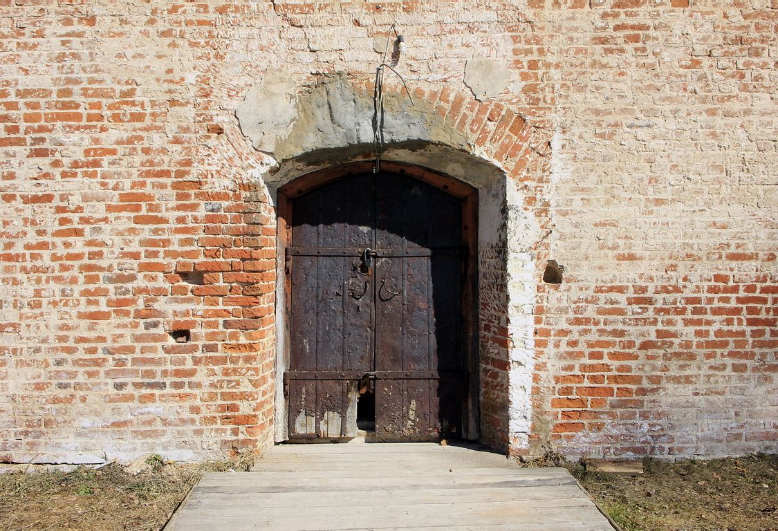 Церковь Воскресения Христова, Троицкое (Шарьинский район, Костромская область). архитектурные детали, Вход с запада.