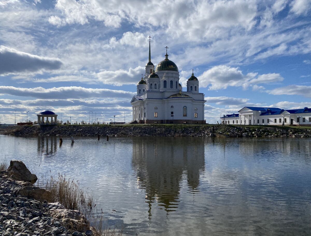 Кафедральный собор Воскресения Христова, Кокшетау (Акмолинская область, Казахстан). художественные фотографии, Вид с востока через залив
