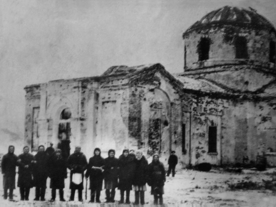 Ефремовка. Церковь Димитрия Солунского (старая). архивная фотография, Единственное фото храма, сделанное после освобождения села. Фото 1944 г. из архива ТАСС