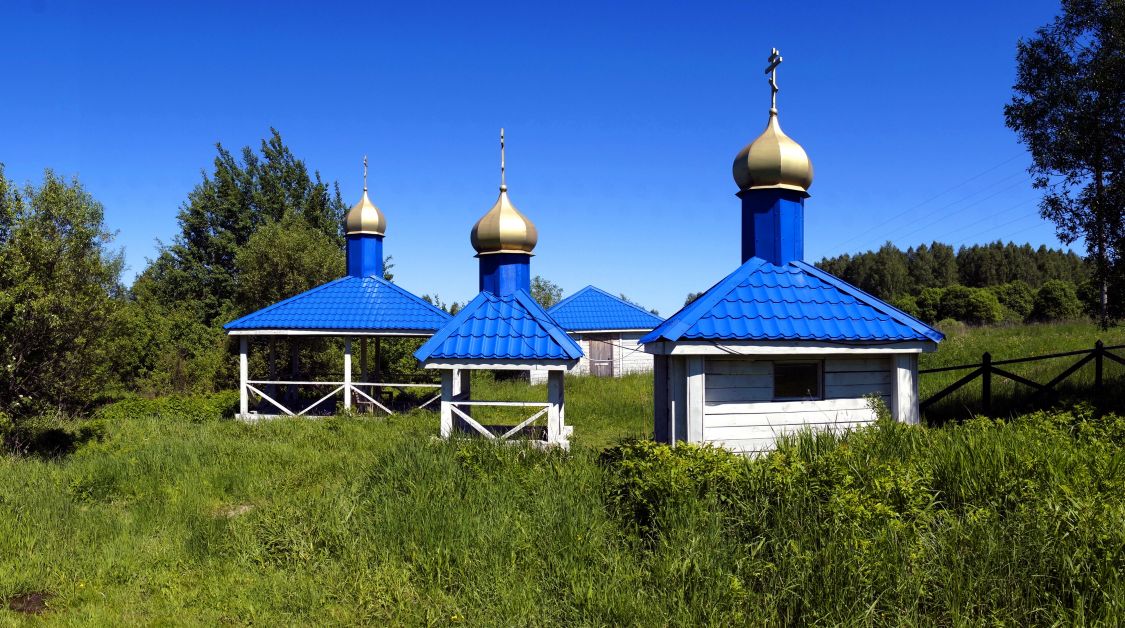 Часовня Николая Чудотворца, Барвиха (Кольчугинский район, Владимирская область). фасады, Вид с юга. Основная часовня над святым источником справа