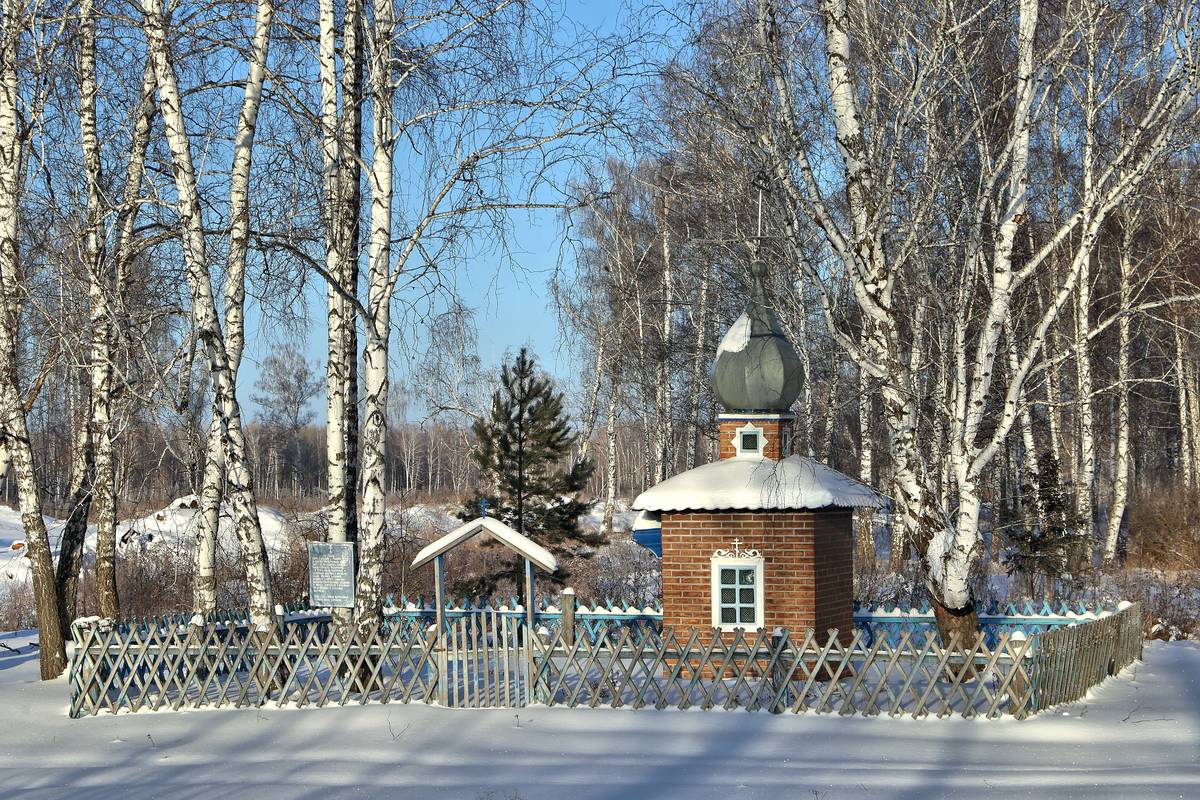 общий вид в ландшафте. Часовня Симеона Верхотурского, Большие Уки (Большеуковский район, Омская область)