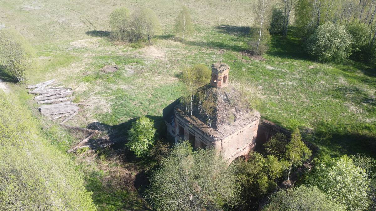 общий вид в ландшафте. Церковь Покрова Пресвятой Богородицы, Бородатово (Судиславский район, Костромская область)