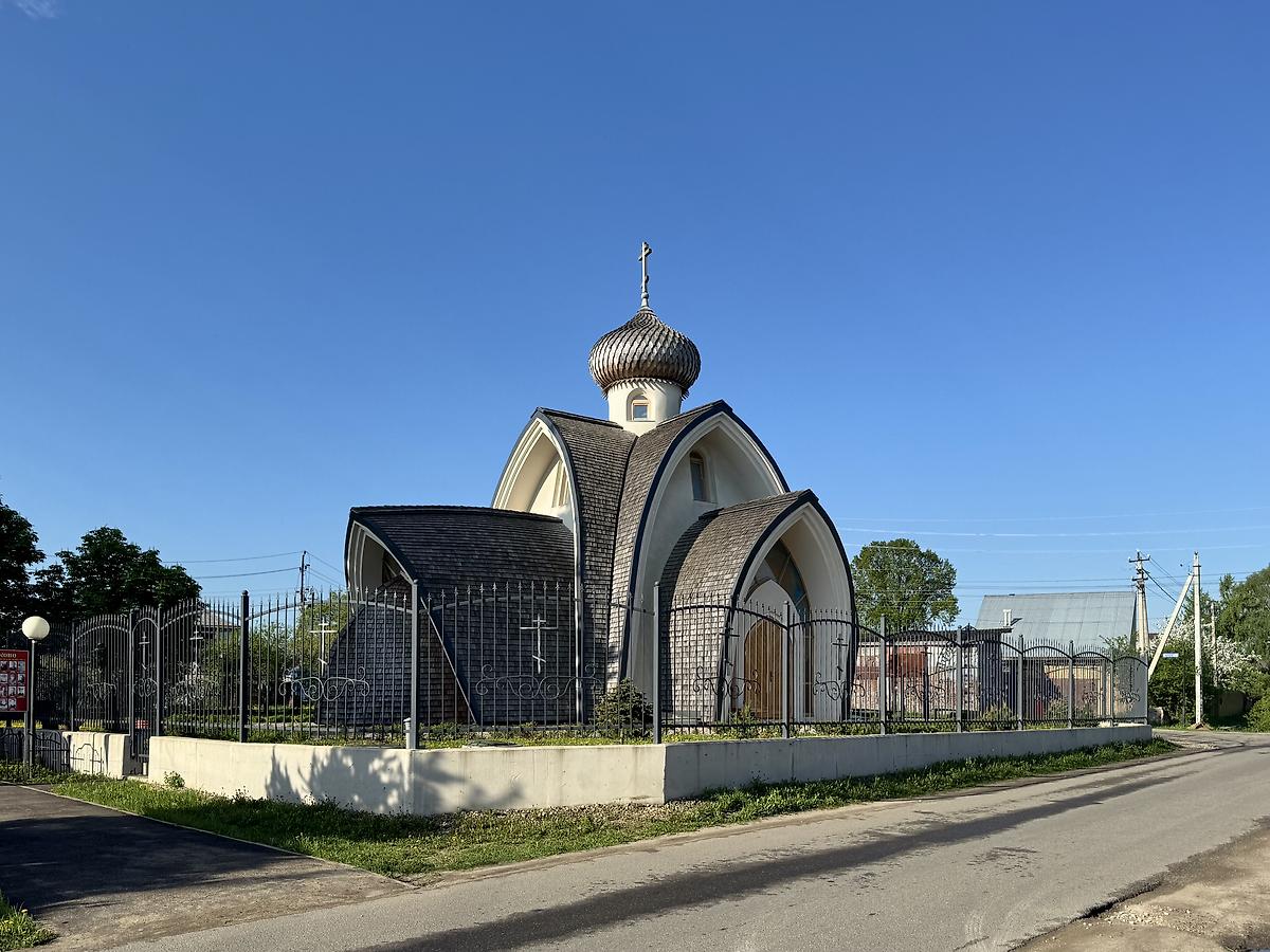 Вид с северо-востока, общий вид в ландшафте. Церковь Казанской иконы Божией Матери, Исаково (Богородский городской округ, Московская область)