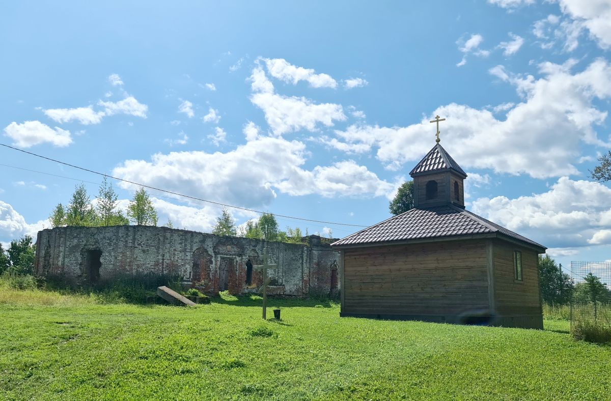 Часовня Флора и Лавра, Новофроловское (Кольчугинский район, Владимирская область). фасады, Вид с северо-востока. Слева руины церкви Флора и Лавра