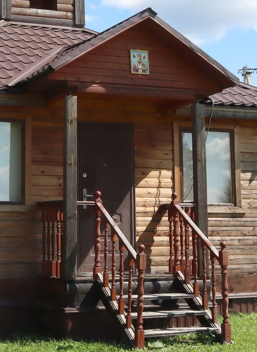 Часовня Флора и Лавра, Новофроловское (Кольчугинский район, Владимирская область). архитектурные детали, Фрагмент крыльца, вид с северо-запада