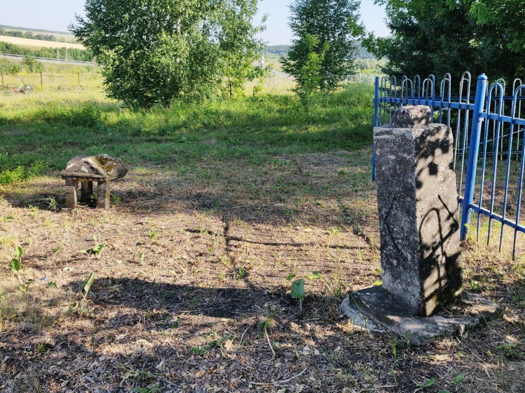 Часовенный столб, Шереметьевка (Нижнекамский район, Республика Татарстан). фасады, Завершение столба отломано и лежит в стороне