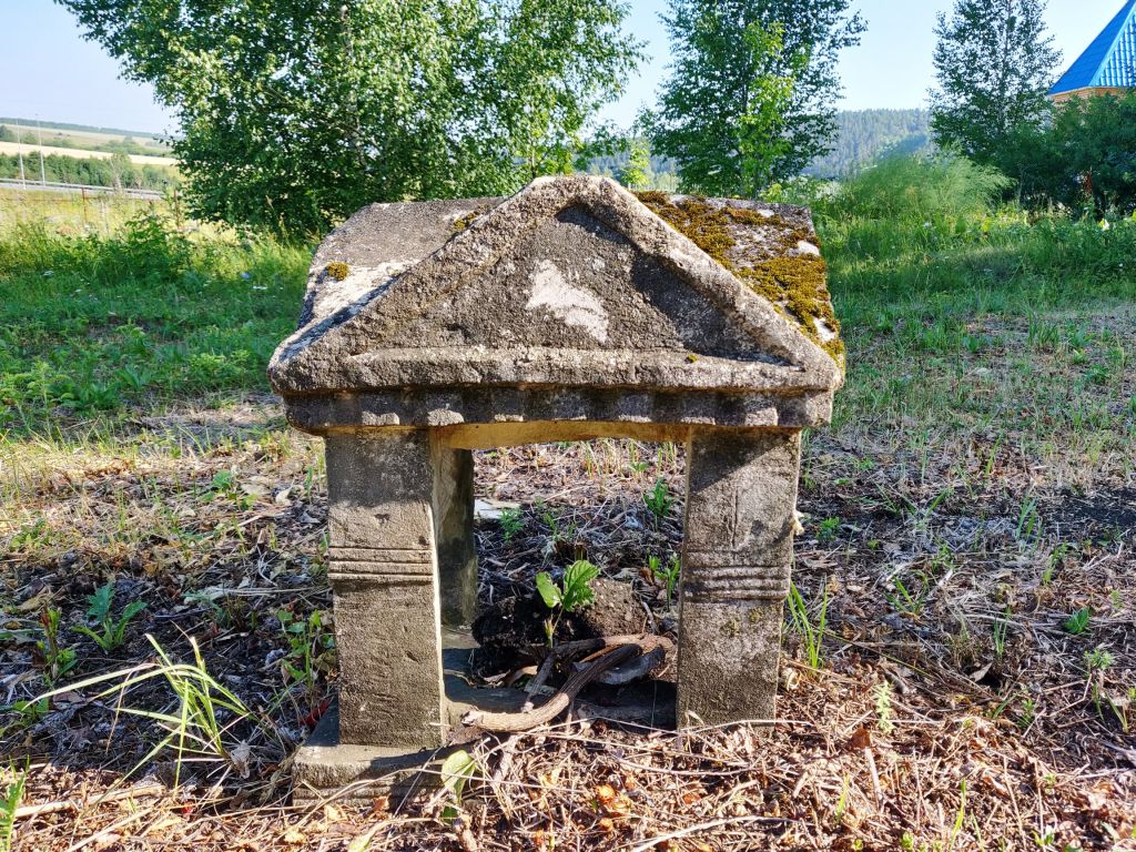 Часовенный столб, Шереметьевка (Нижнекамский район, Республика Татарстан). архитектурные детали, Лежащее немного в стороне завершение столба.