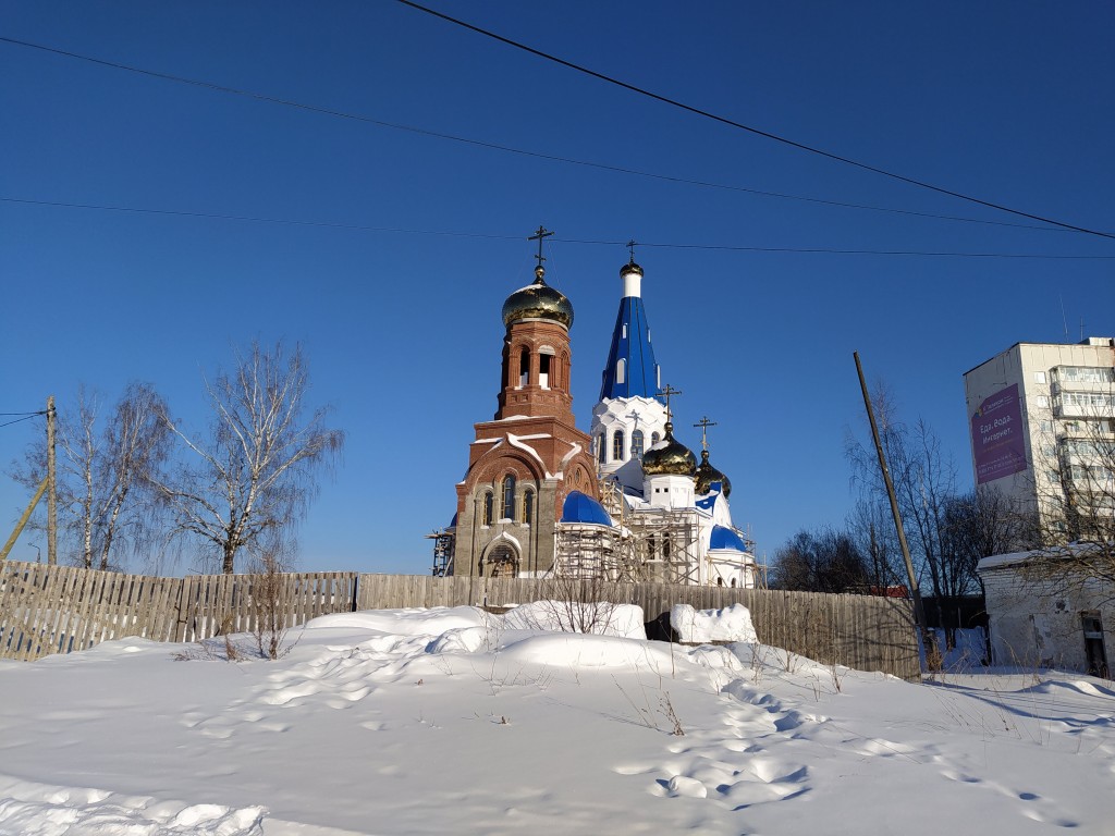 Чусовой. Церковь Покрова Пресвятой Богородицы. общий вид в ландшафте