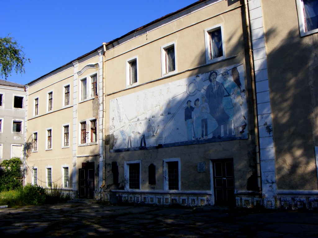 Подворки. Церковь Петра и Павла. фасады, Храм в верхнем этаже  св. апостолов Петра и Павла