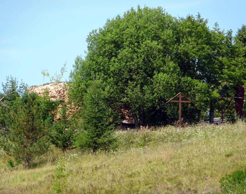Ильинское. Церковь Воскресения Христова. фасады, Слева стена храма, справа памятный крест.