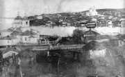 Церковь Варвары великомученицы, Фото предположительно 1913 года. Варваринская церковь - слева, на заднем плане - каменная Успенская<br>, Сиротинская, Иловлинский район, Волгоградская область
