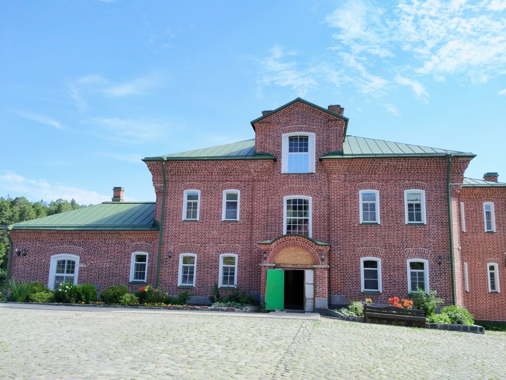 Спасо-Преображенский Валаамский монастырь. Домовая церковь Троицы Живоначальной на молочной ферме, Валаамские острова (Сортавальский район, Республика Карелия). фасады, братский корпус с домовой церковью