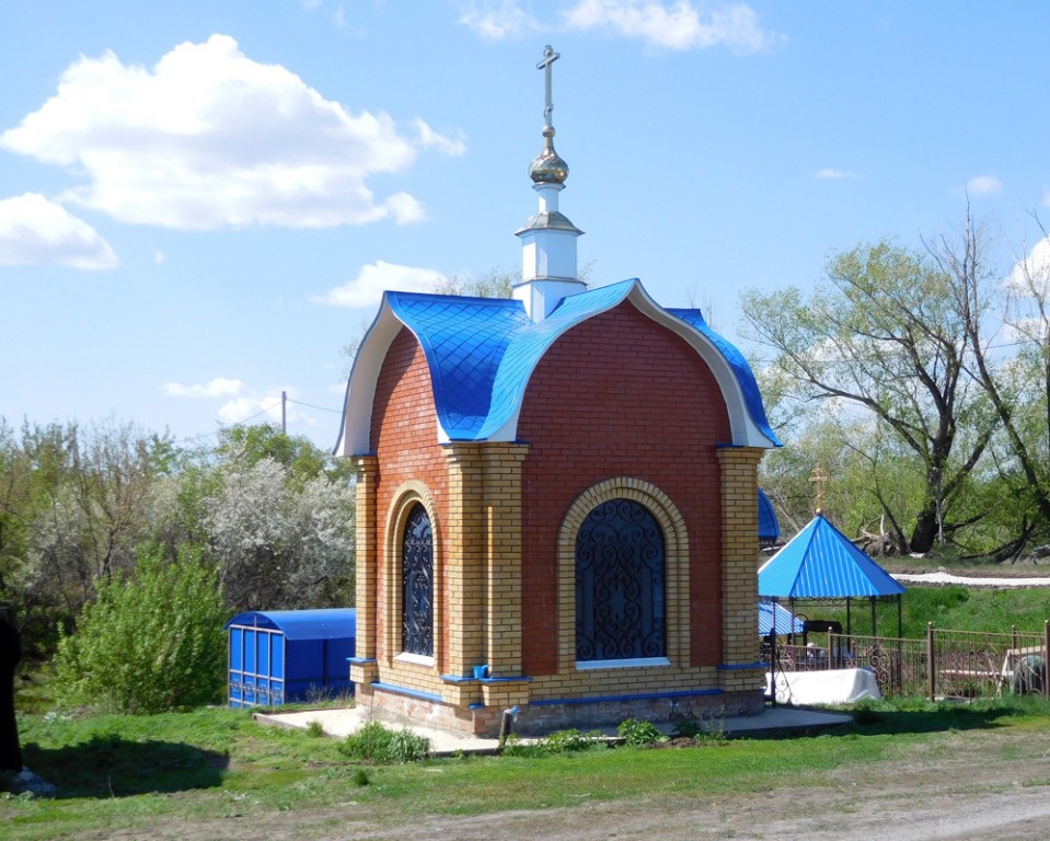 Покровский Александров-Чагринский монастырь. Надкладезная часовня, Чагринский (Красноармейский район, Самарская область). фасады, Надкладезная часовня, справа колодец Александра Чагринского