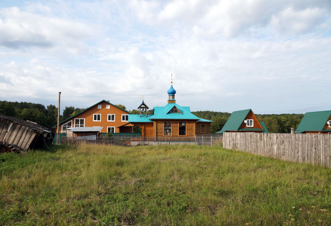 Церковь Успения Пресвятой Богородицы, Юромка (Селивановский район, Владимирская область). фасады, Южный фасад церкви, сзади неё рецепшн и гостиничные избы базы отдыха 