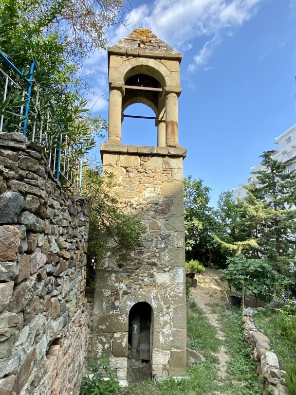 Церковь Благовещения Пресвятой Богородицы, Партенит (Алушта, город, Республика Крым). фасады, Старая колокольня возле храма