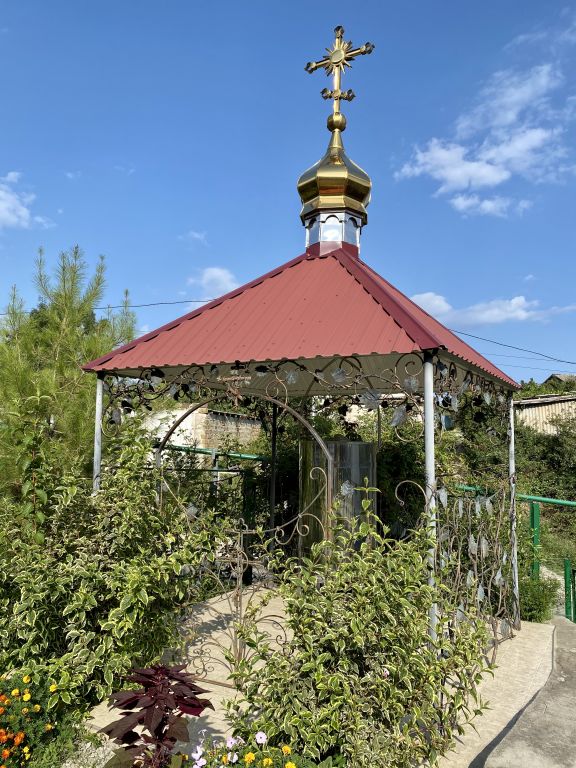 Церковь Порфирия (Гулевича), Запрудное (Алушта, город, Республика Крым). дополнительная информация, часовня или беседка (?) на территории