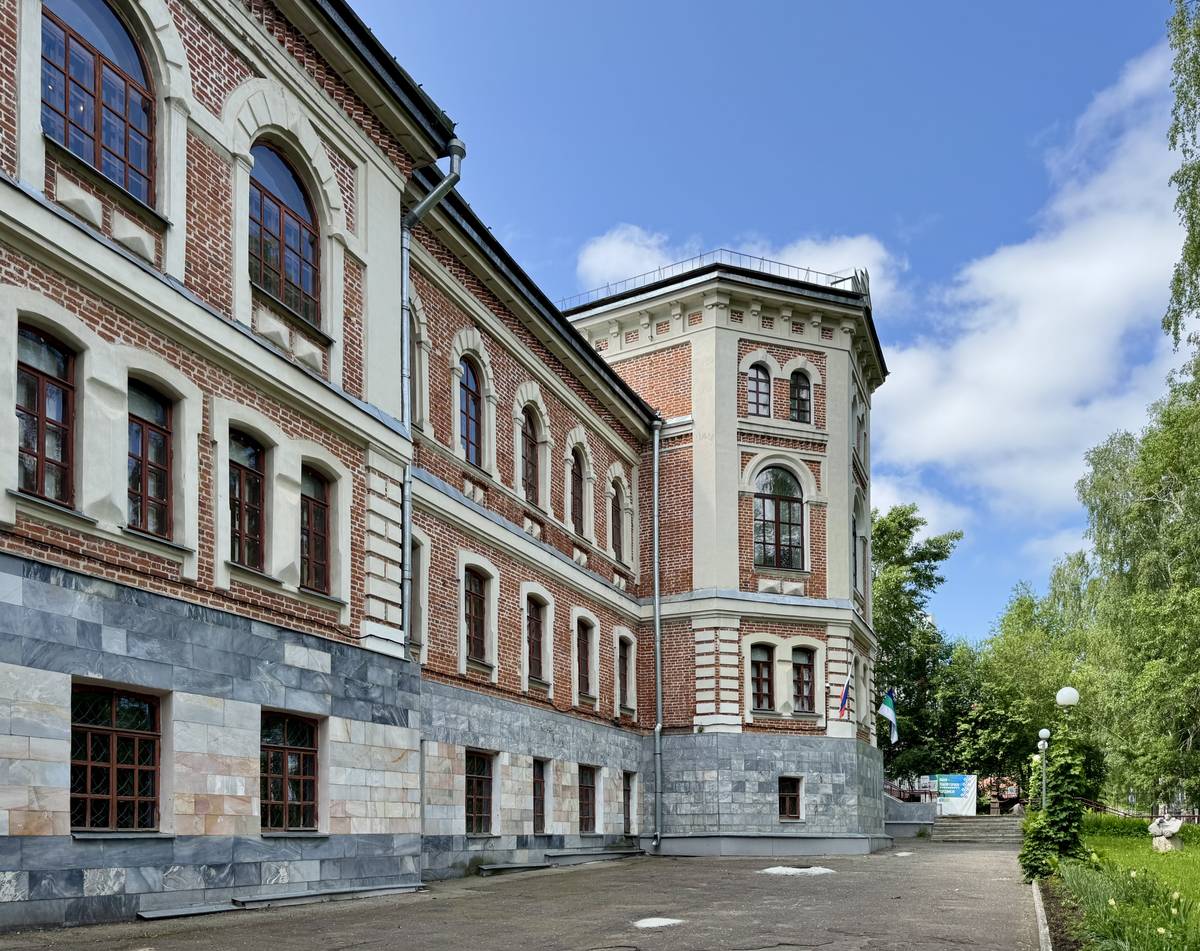 Восточный фасад, фасады. Неизвестная домовая церковь при бывшем Усть-Сысольском духовном училище, Сыктывкар (Сыктывкар, город, Республика Коми)