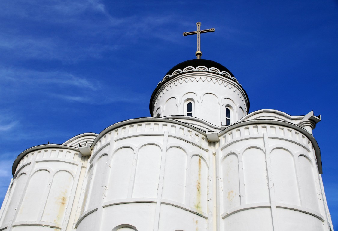 Матвеевка. Покровский на Колпи скит Троицкой Сергиевой Лавры. Церковь Покрова Пресвятой Богородицы. архитектурные детали, Аркатурно-колончатый пояс на апсидах