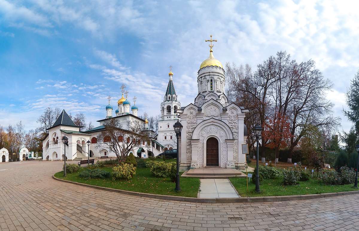 общий вид в ландшафте. Часовня Мучеников младенцев Вифлеемских, Павловская Слобода (Истринский городской округ и ЗАТО Восход, Московская область)
