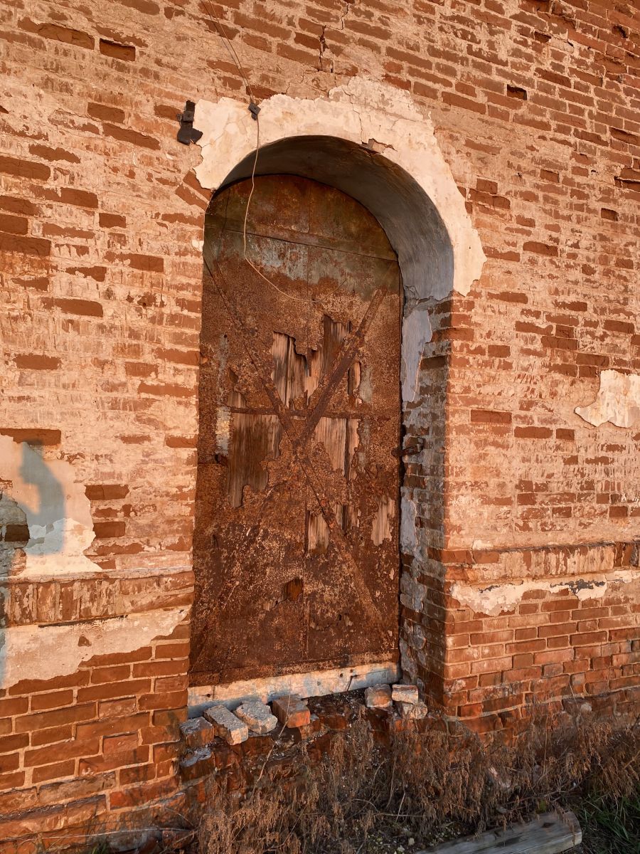 Церковь Георгия Победоносца, Фирсова (Абатский район, Тюменская область). архитектурные детали, Вход в храм