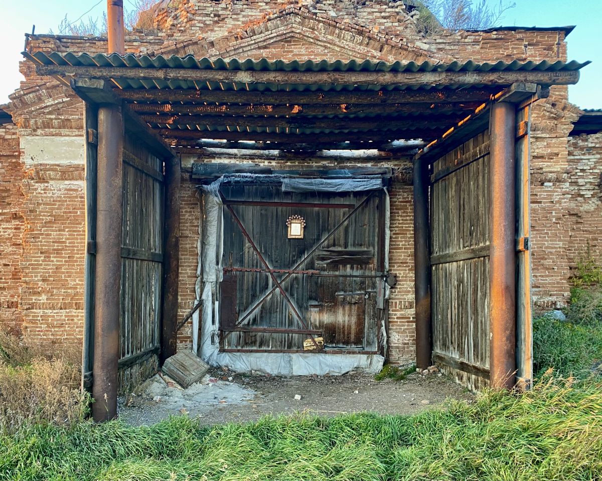 Церковь Георгия Победоносца, Фирсова (Абатский район, Тюменская область). дополнительная информация, Ворота  и навес сделаны в советское время (южный фасад)