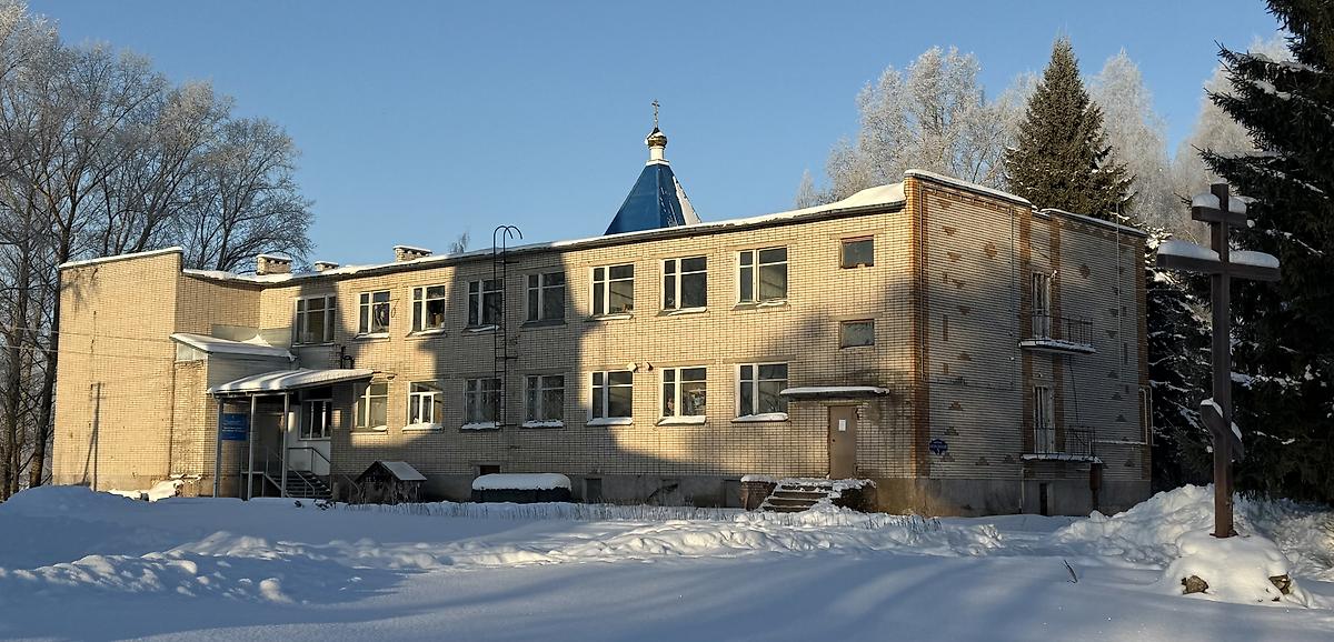 Старое здание храма, вид с юго-востока, общий вид в ландшафте. Церковь иконы Божией Матери "Всецарица" (временная), Русаново (Великолукский район и г. Великие Луки, Псковская область)