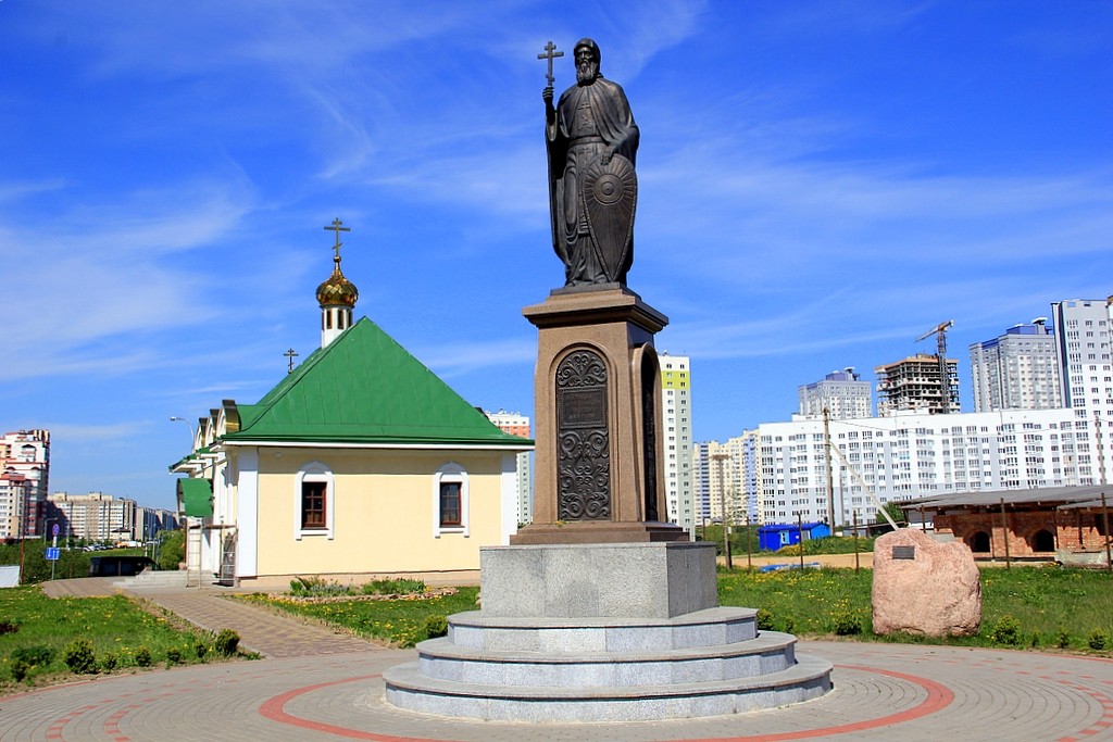 Церковь Сергия Радонежского, Минск (Минск, город, Беларусь, Минская область). дополнительная информация, Памятник Сергию Радонежскому.