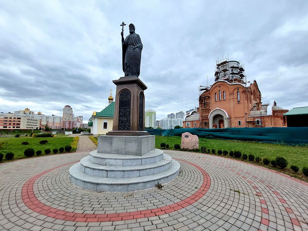Церковь Сергия Радонежского, Минск (Минск, город, Беларусь, Минская область). дополнительная информация, Памятник Сергию Радонежскому