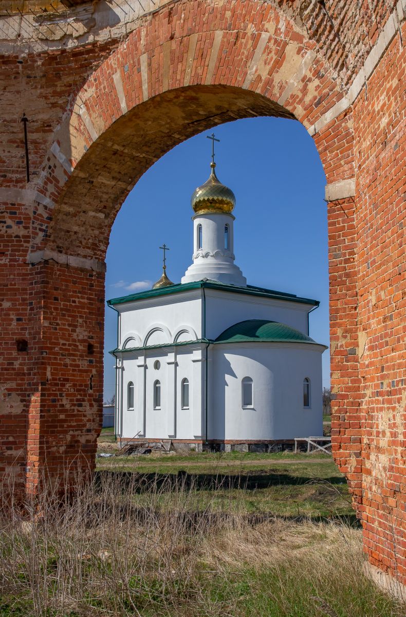 Церковь Богоявления Господня (новая), Кузовка (Богородицкий район, Тульская область). фасады, Вид с юго-востока от руин старой Богоявленской церкви