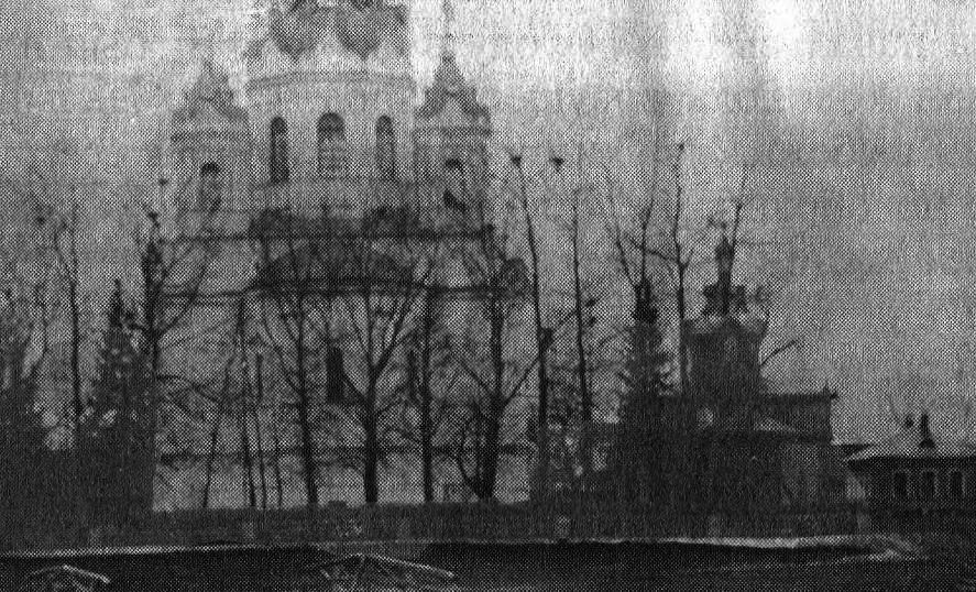 Церковь Введения во храм Пресвятой Богородицы, Хранёво (Лотошинский городской округ, Московская область). архивная фотография, Храм слева, справа деревянная Казанская церковь. Частная коллекция. Фото 1900-х годов