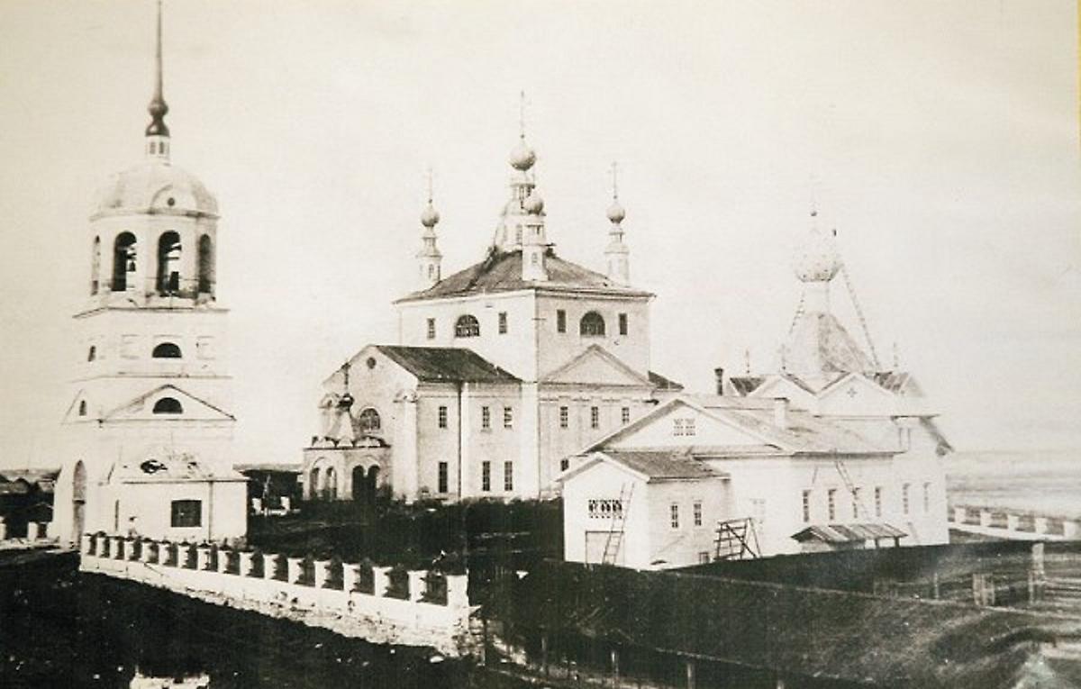 Благовещенская церковь справа. Начало XX века., архивная фотография. Церковь Благовещения Пресвятой Богородицы, Пинега (Пинежский район, Архангельская область)